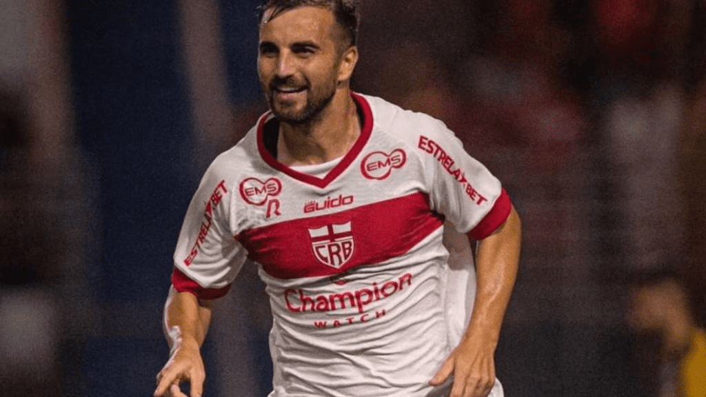 Meia Rafael Longuine, do CRB, em jogo da Série B