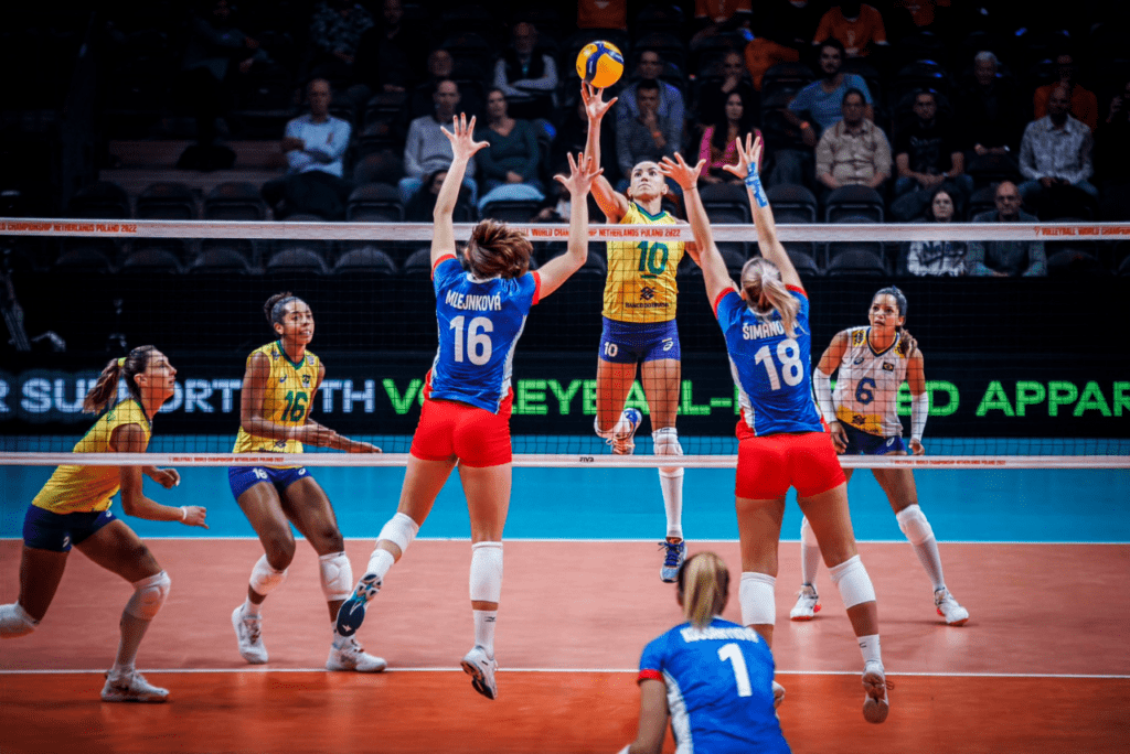 Gabi Guimarães em jogo Brasil x República Tcheca no Mundial de Vôlei