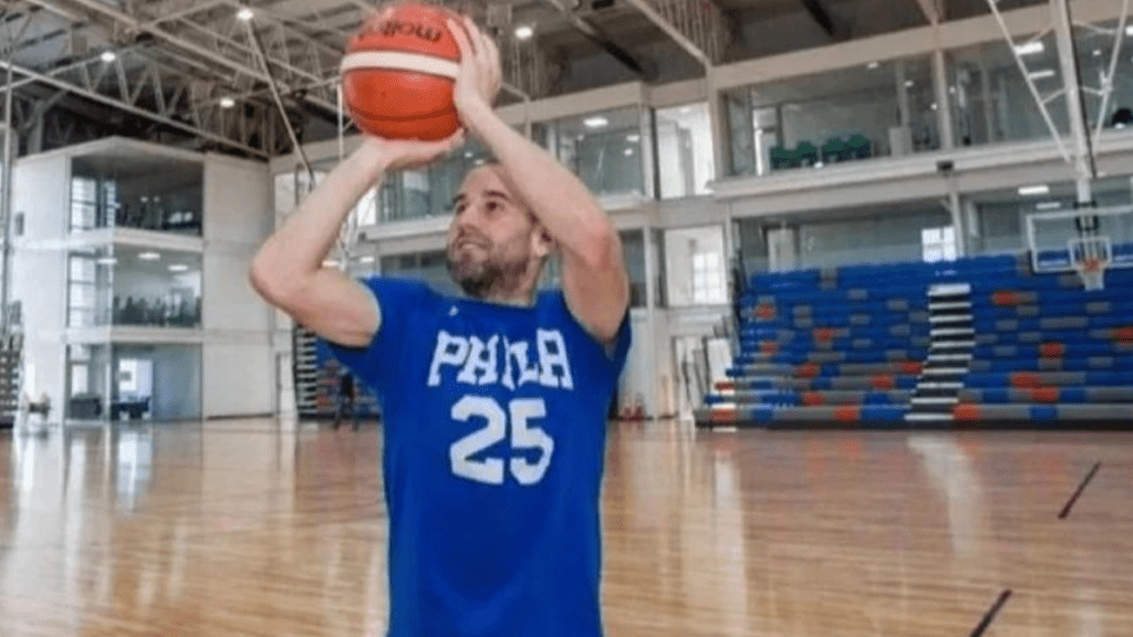 Rodrigo Palacio, ex-Seleção Argentina, jogando basquete
