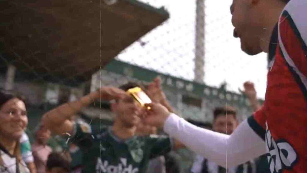 Atacante de clube argentino troca short por figurinhas do álbum da Copa do Mundo; veja vídeo