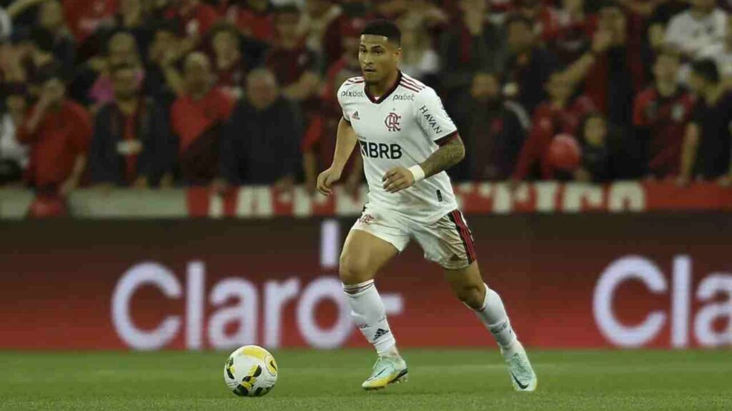 Volante João Gomes, novo reforço do Wolverhampton, em jogo do Flamengo