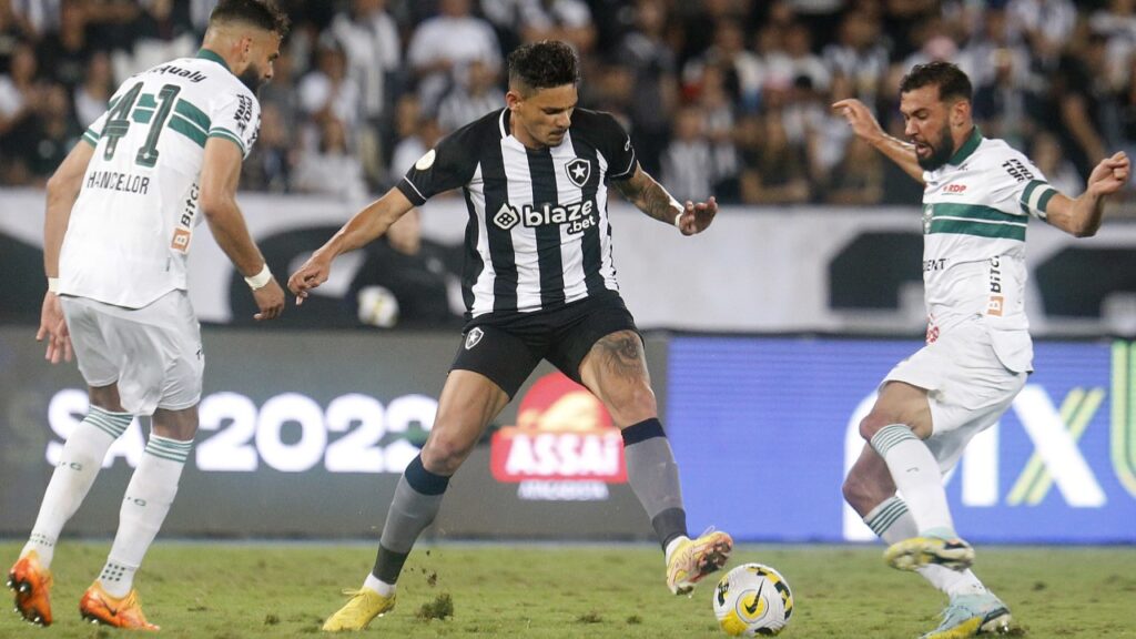 Botafogo bate Coritiba e encerra jejum em casa no Brasileirão