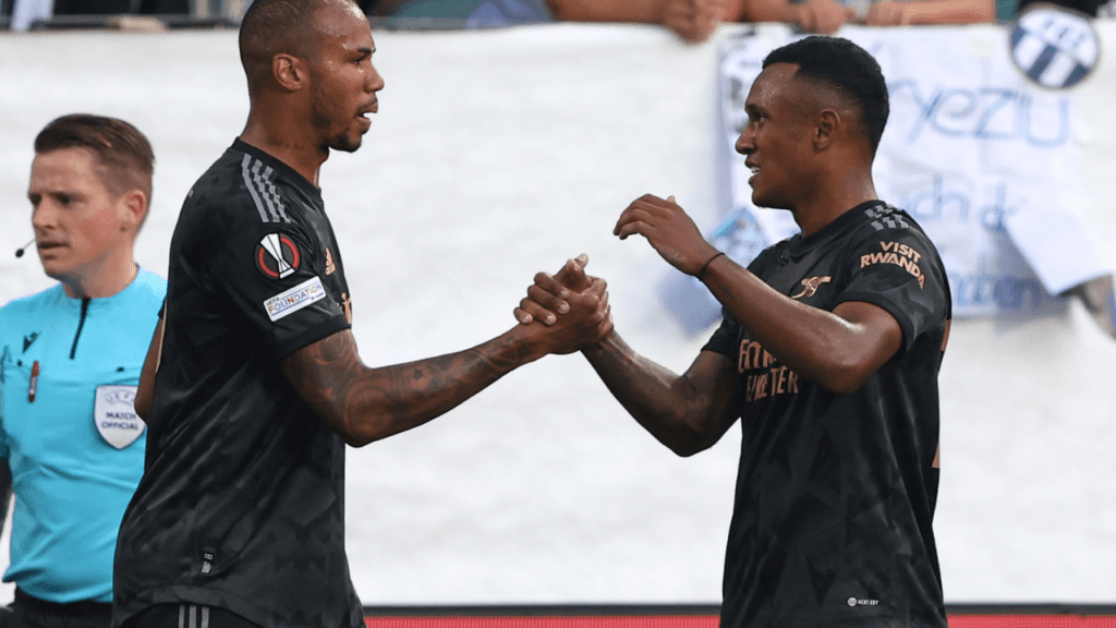 Atacante Marquinhos (D), do Arsenal, comemora gol na Europa League