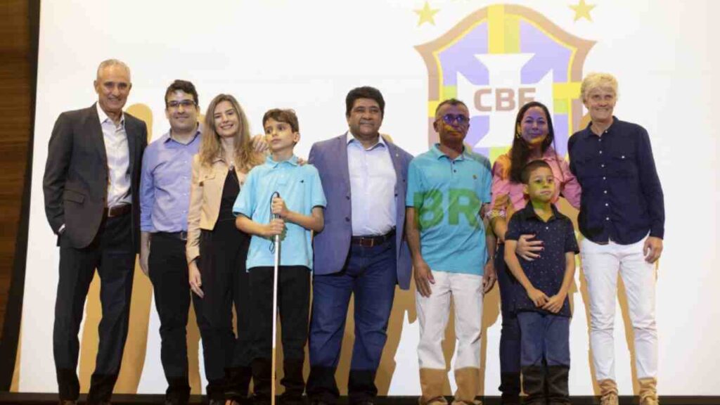 Álbum da Copa: garotos que colecionaram suas próprias versões são presenteados na CBF