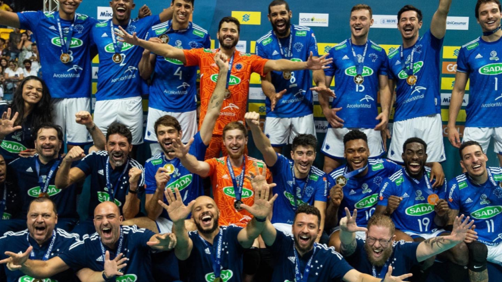 Time do Sada Cruzeiro no pódio da Supercopa de Vôlei