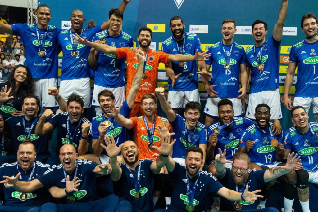 Time do Sada Cruzeiro no pódio da Supercopa de Vôlei