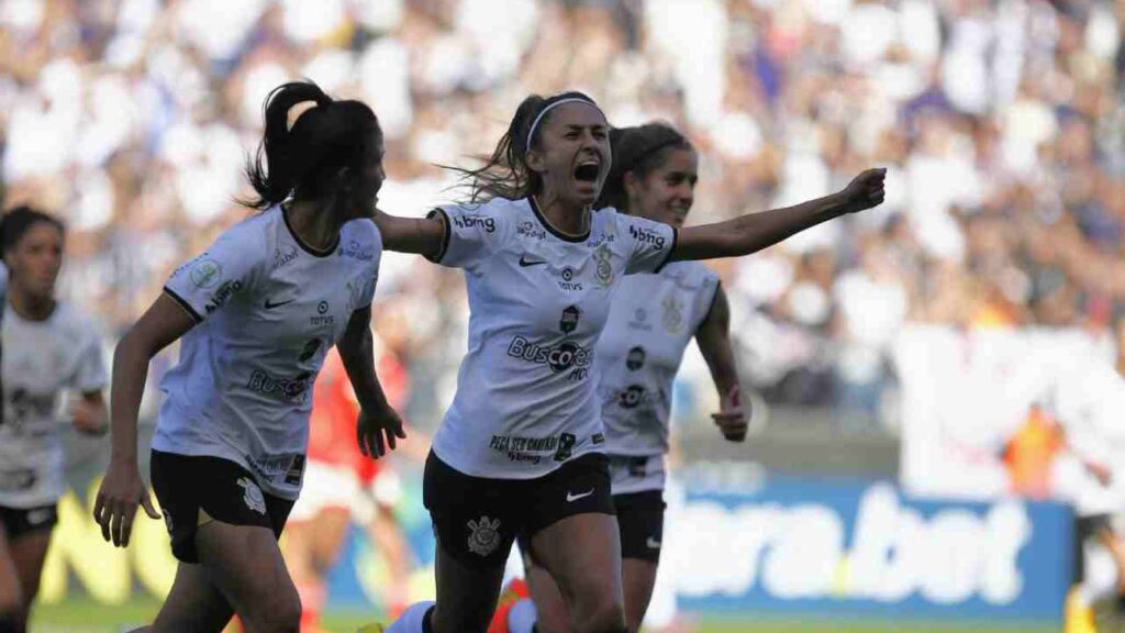 Com recorde de público, Corinthians goleia Inter e é tetracampeão do Brasileirão Feminino