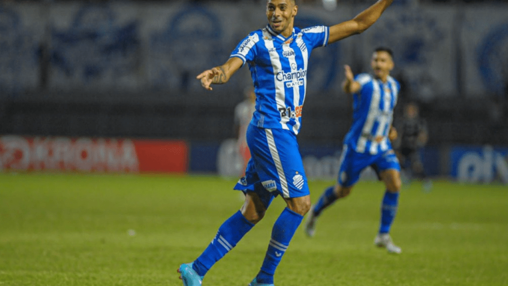 Juventude se aproxima de Élton: Atacante Elton comemora gol do CSA, na Série B 2022