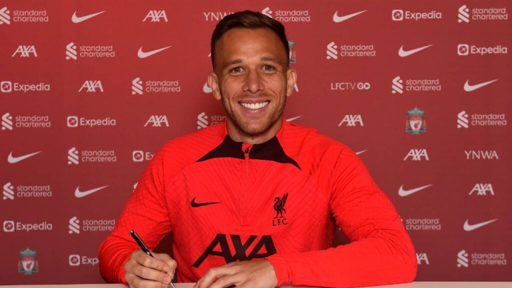 Arthur vai deixar o Liverpool: Volante Arthur assina contrato com o Liverpool na sala de imprensa do clube em 2022