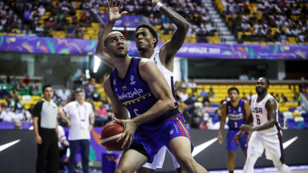 Lance do jogo de basquete EUA x Venezuela na Americup