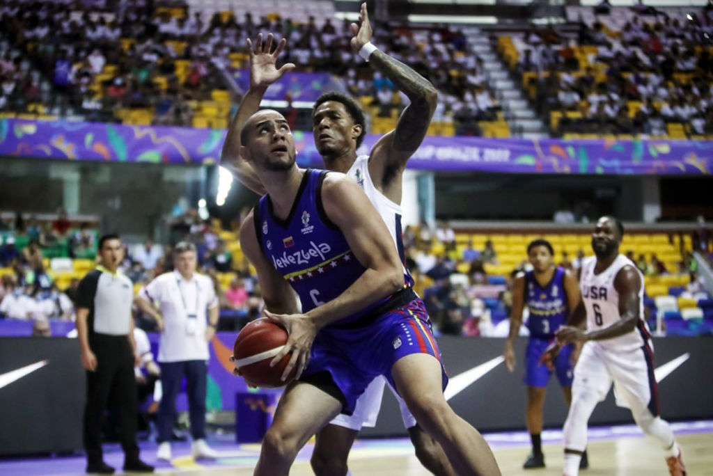 Lance do jogo de basquete EUA x Venezuela na Americup