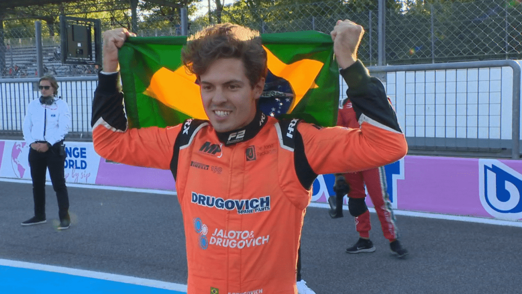 Piloto brasileiro Felipe Drugovich comemora título da Fórmula 2