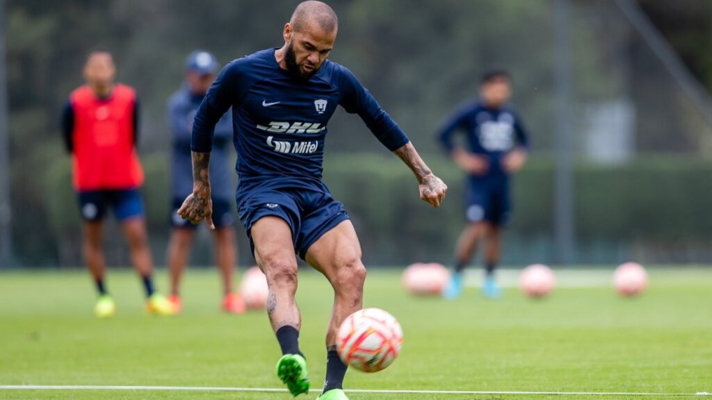 Pumas divulga lesão de Dani Alves, que desmente o próprio clube em rede social