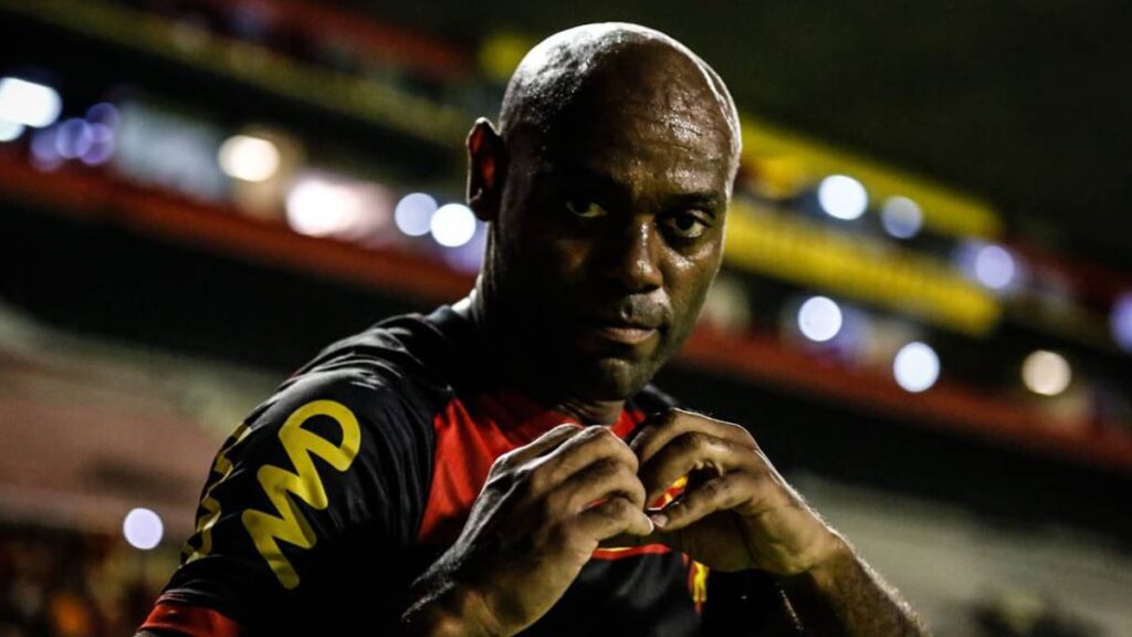 Vagner Love, do Sport, comemora gol fazendo um coração com as mãos enquanto olha para a câmera