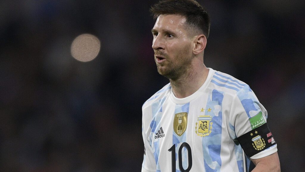 Lionel Messi vestindo camisa da Seleção da Argentina, com faixa de capitão no braço.
