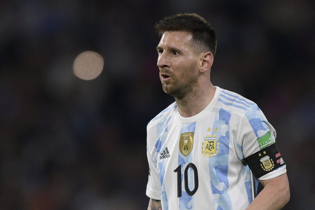 Lionel Messi vestindo camisa da Seleção da Argentina, com faixa de capitão no braço.