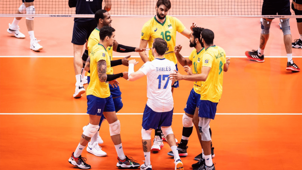 Sede do Pré-Olímpico de Vôlei: Jogadores do Brasil reunidos na quadra após lance de Brasil x Irã no Mundial de Vôlei Masculino - Copa do Mundo de Vôlei Masculino