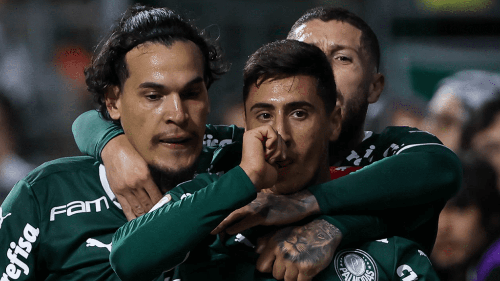 Miguel Merentiel, Gustavo Gomez e Zé Rafael, do Palmeiras, comemoram gol
