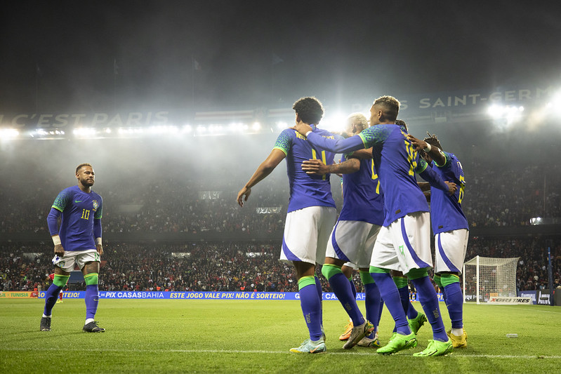 Jogadores da seleção brasileira comemoram gol em amistoso contra a Tunísia, no estádio Parque dos Príncipes, em Paris.