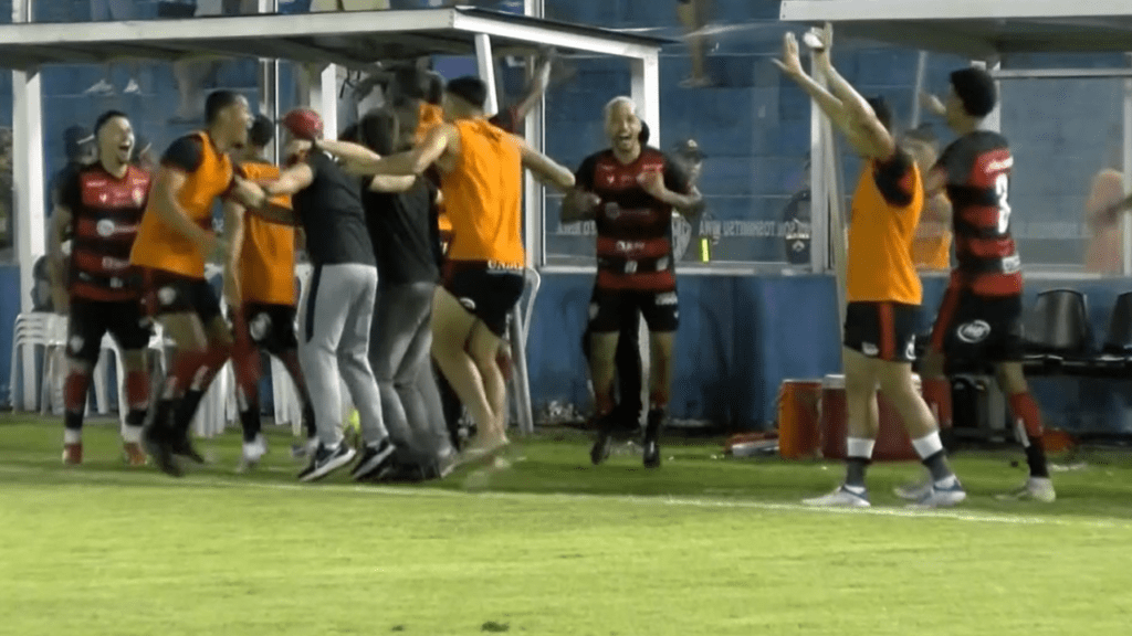 Jogadores do Vitória comemoram acesso