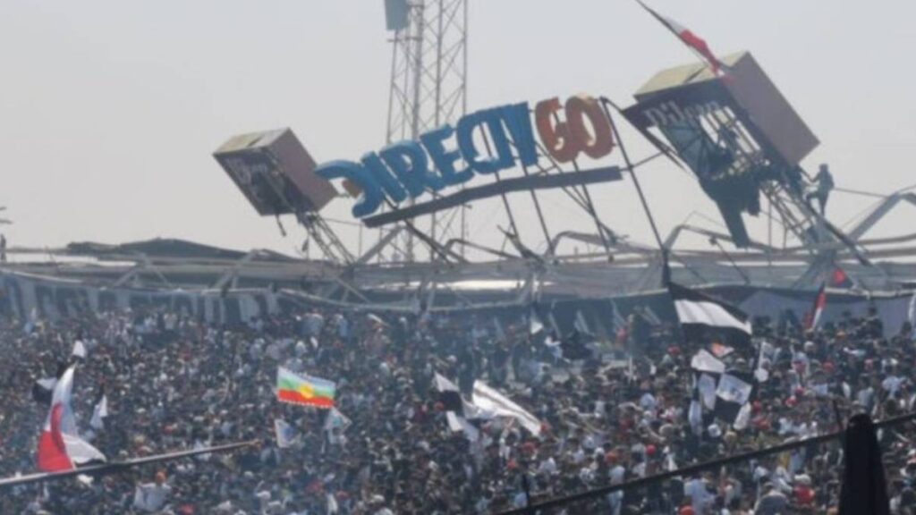 Torcedores do Colo-Colo despencam de placa publicitária Foto: Divulgação