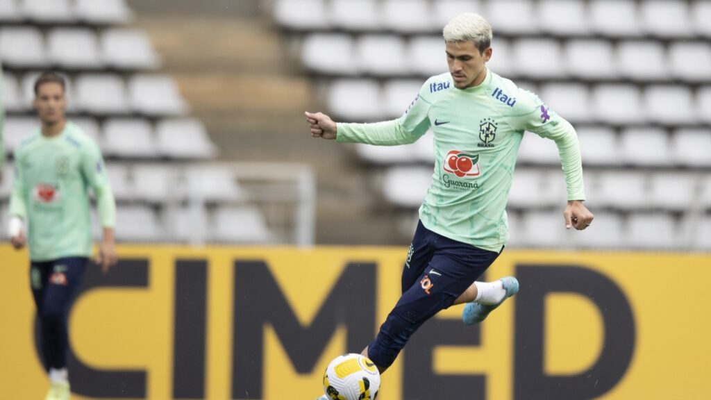 Pedro é eleito Rei da América: Centroavante Pedro participa de treino na Seleção Brasileira em 2022