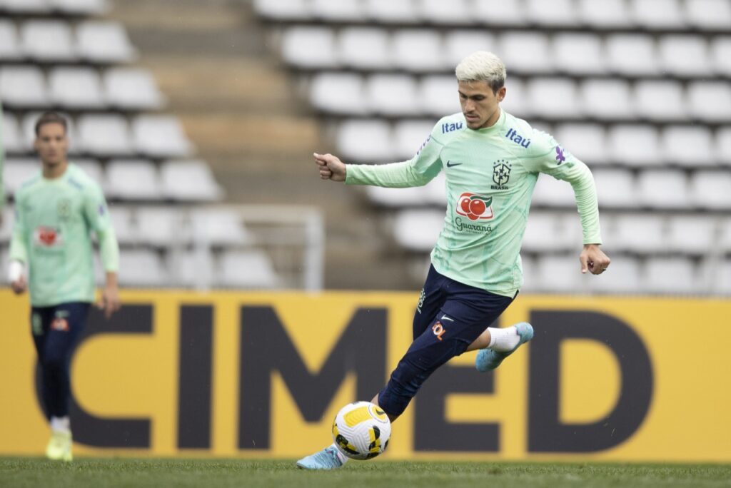 Pedro é eleito Rei da América: Centroavante Pedro participa de treino na Seleção Brasileira em 2022