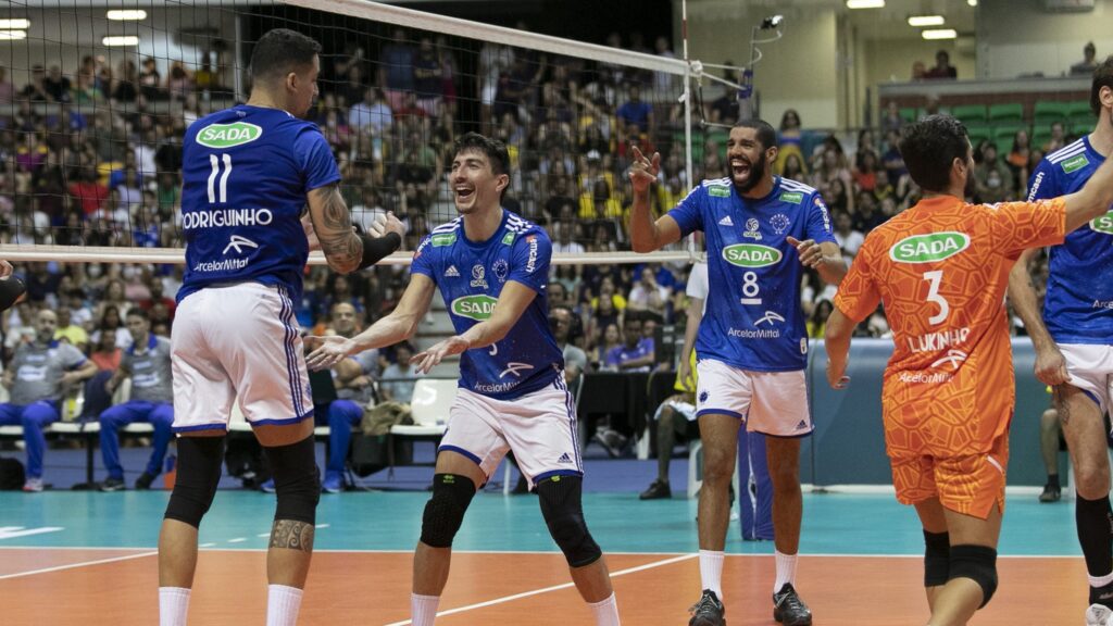 Time do Sada Cruzeiro comemorando título da Supercopa de Vôlei