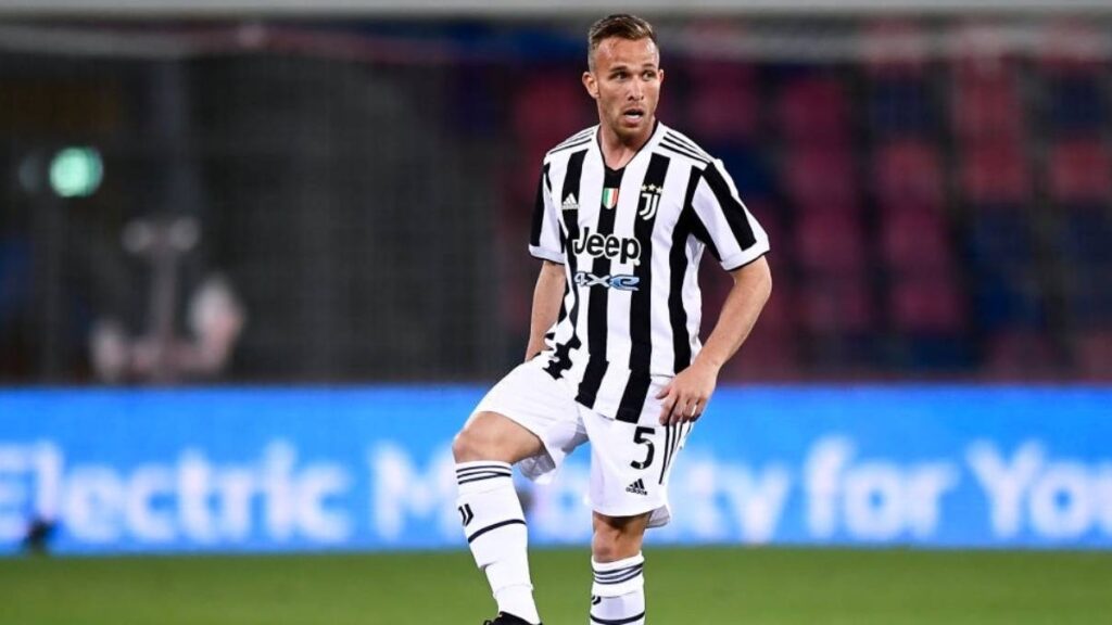 Arthur pode ir ao Fluminense: Volante Arthur domina bola em jogo da Juventus