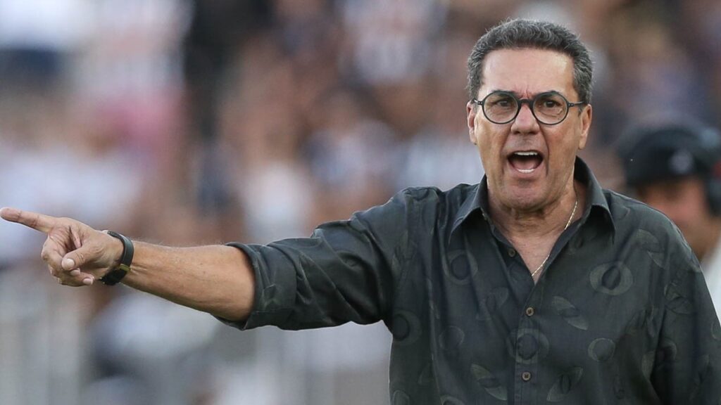 Após recuo com Roger Machado, Corinthians negocia com Vanderlei Luxemburgo para ser novo técnico - no foco da imagem aparece Vanderlei Luxemburgo. Ele está gritando com o braço direito erguido. Veste camiseta preta.