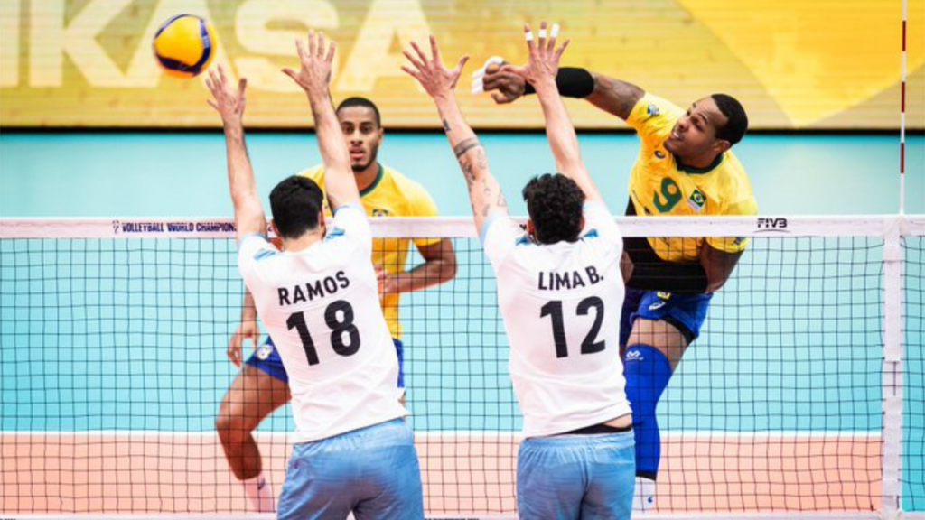 Lance do ponteiro Yoandy Leal, em jogo do Mundial de Vôlei Brasil x Argentina