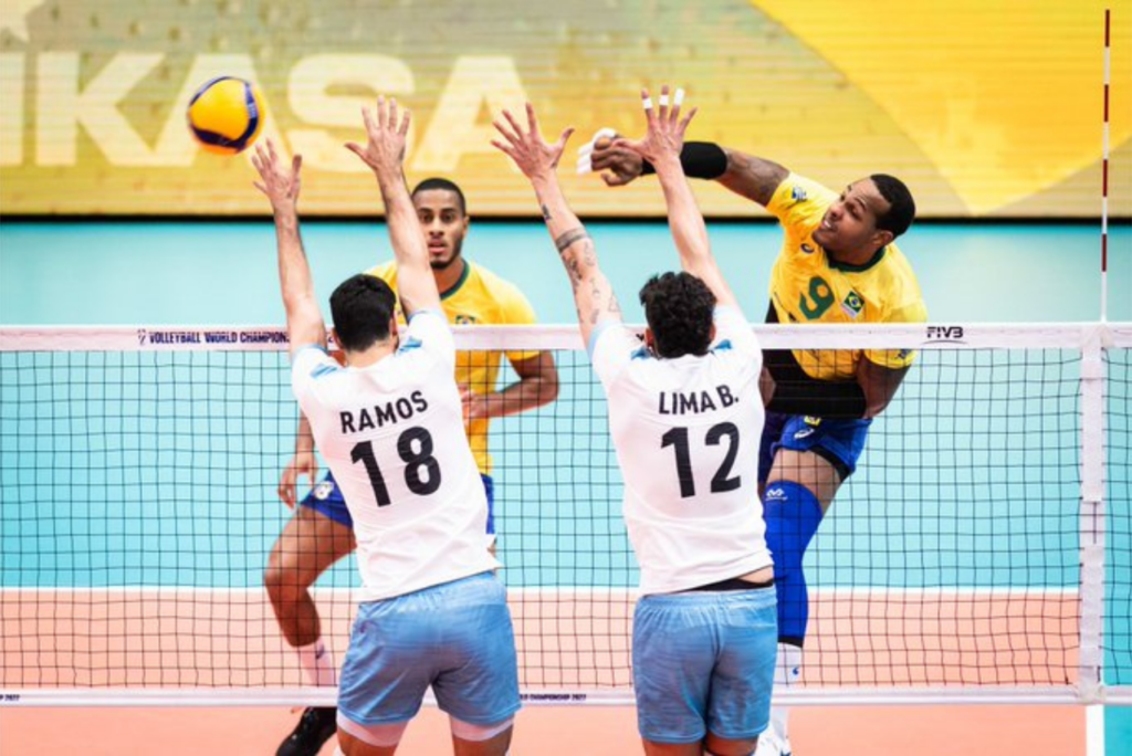 Lance do ponteiro Yoandy Leal, em jogo do Mundial de Vôlei Brasil x Argentina