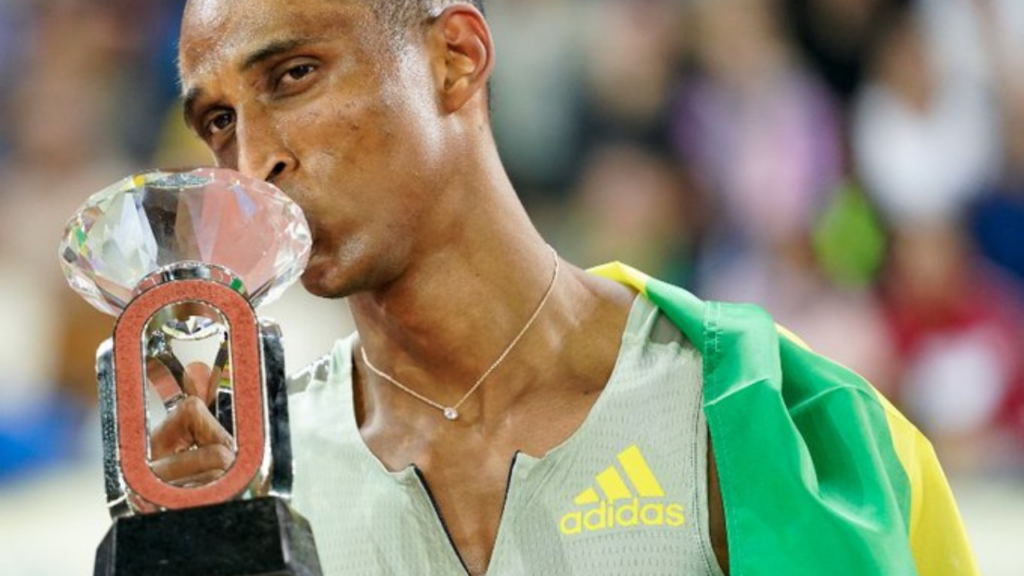 Velocista Alison dos Santos com troféu da Diamond League 2022