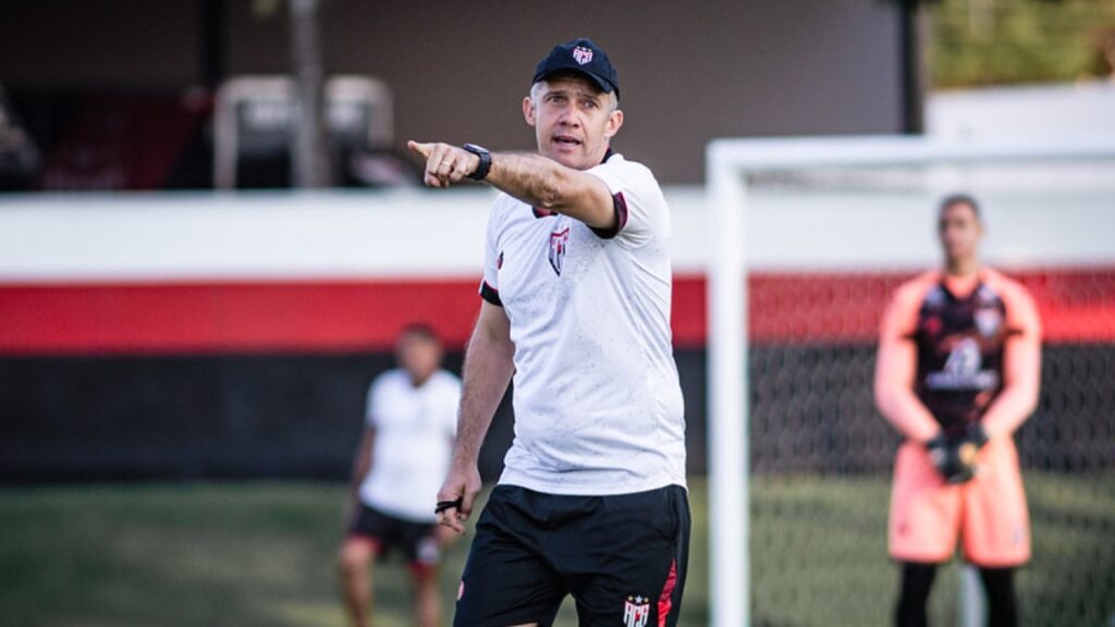 Atlético-GO acerta desligamento do técnico Eduardo Baptista