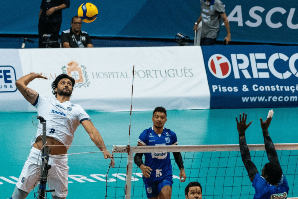 Leandro Vissotto e Maique em jogo do Itambé Minas