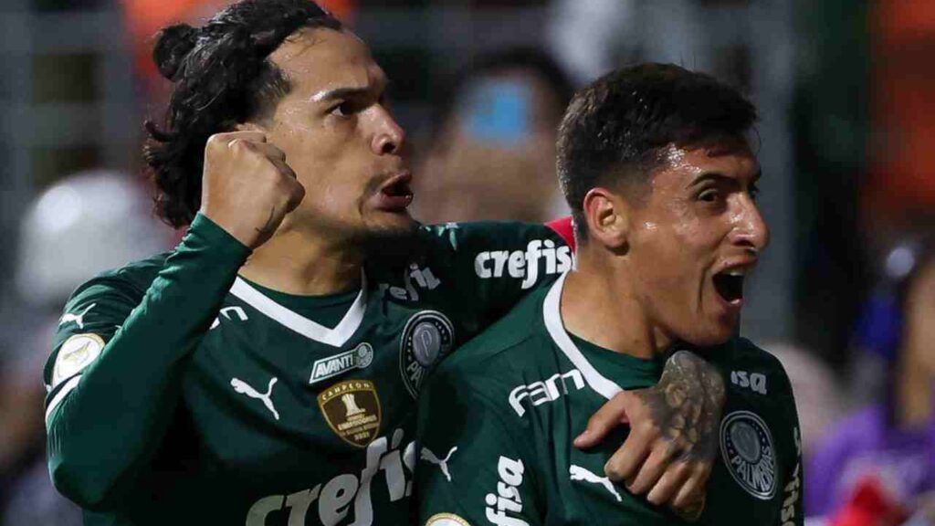 Com um a menos, Palmeiras vence o Santos e amplia vantagem para vice-líder