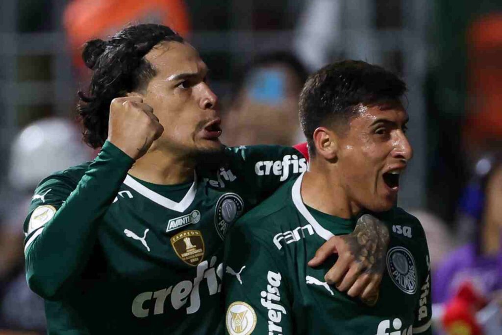 Com um a menos, Palmeiras vence o Santos e amplia vantagem para vice-líder