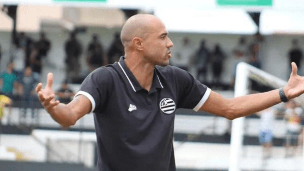 Treinador Roger Silva, do Athletic Club