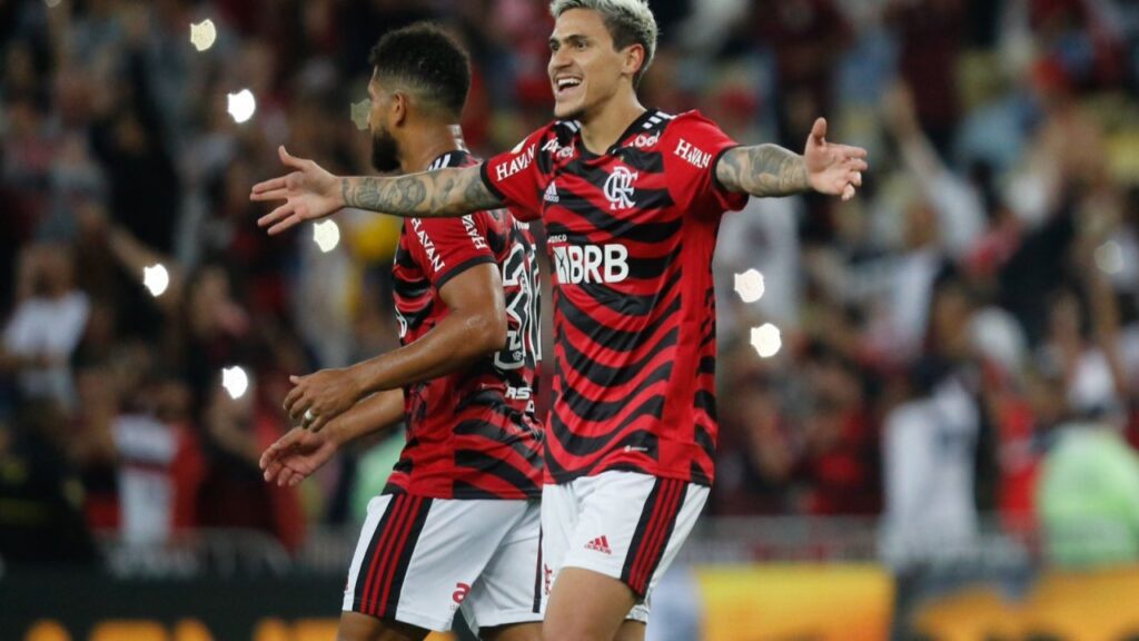 Gabigol e Pedro na equipe titular. Pedro abre os braços enquanto comemora gol marcado pelo Flamengo