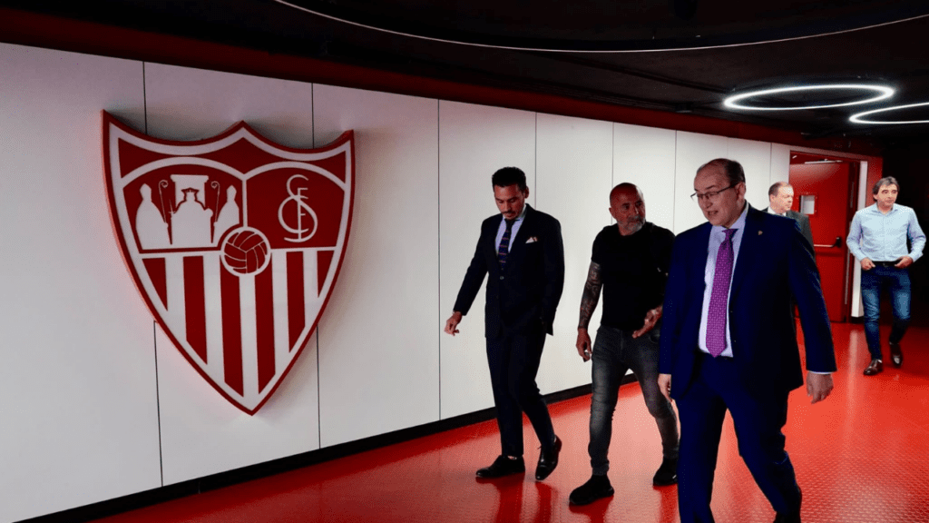 Treinador Jorge Sampaoli, em chegada ao Sevilla