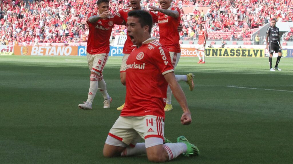 Internacional bate Santos e reassume vice-liderança da Série A