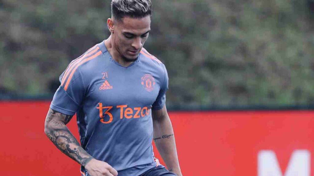 Atacante Antony em treino do Manchester United