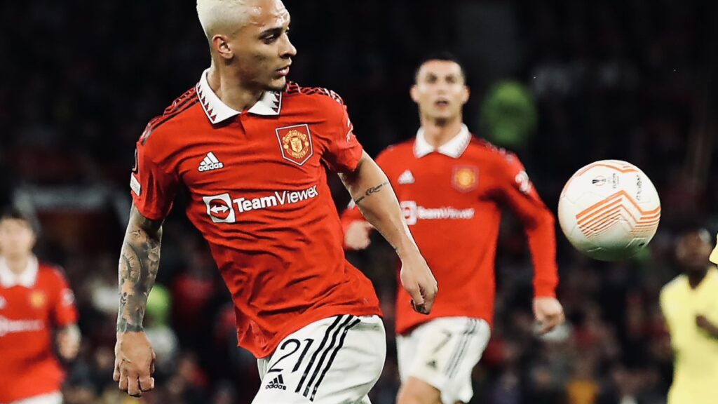 Atacante Antony em jogo do Manchester United