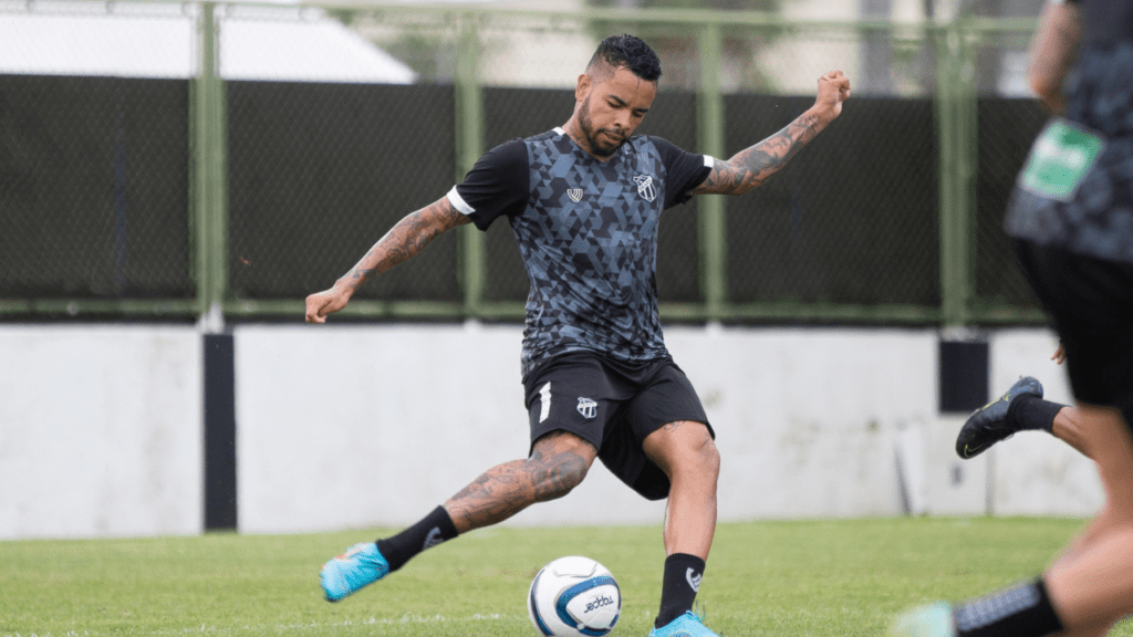 Atacante Dentinho, ex-Ceará