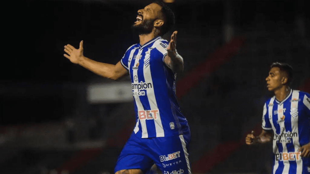 Atacante Rodrigo Rodrigues, do CSA