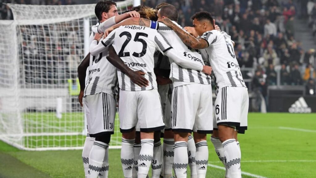 Juventus é investigada: Jogadores da Juventus se abraçam em jogo contra o Empoli