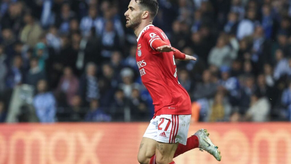 Rafa Silva comemora gol na vitória do Benfica