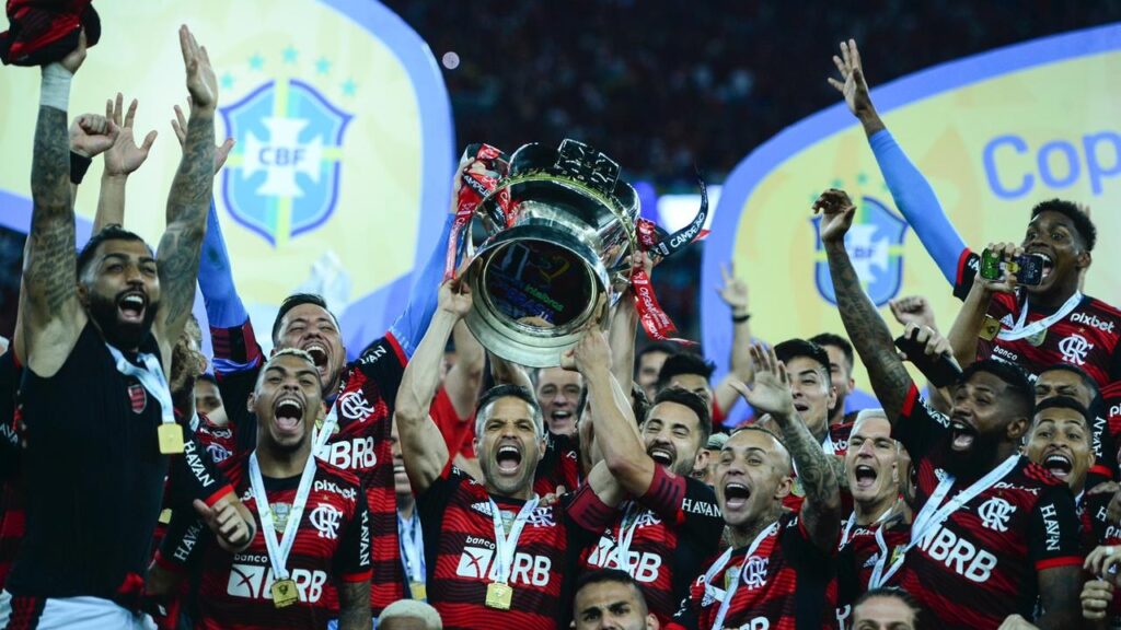 Oitavas da Copa do Brasil: Elenco do Flamengo comemora título da Copa do Brasil 2022 com a taça