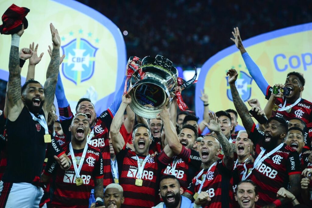 Oitavas da Copa do Brasil: Elenco do Flamengo comemora título da Copa do Brasil 2022 com a taça