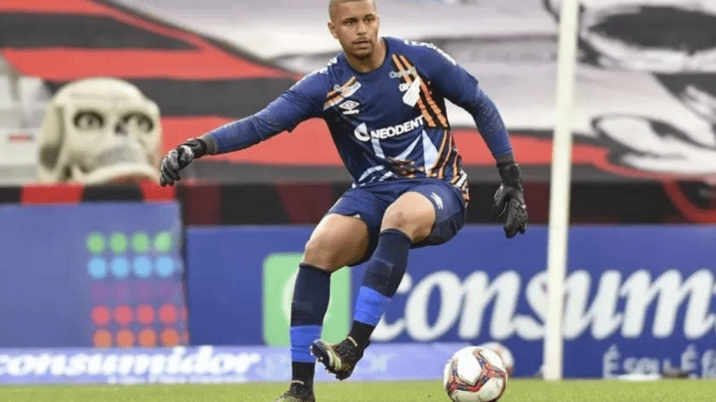 Goleiro Anderson, ex-Athletico, na pauta do Cruzeiro
